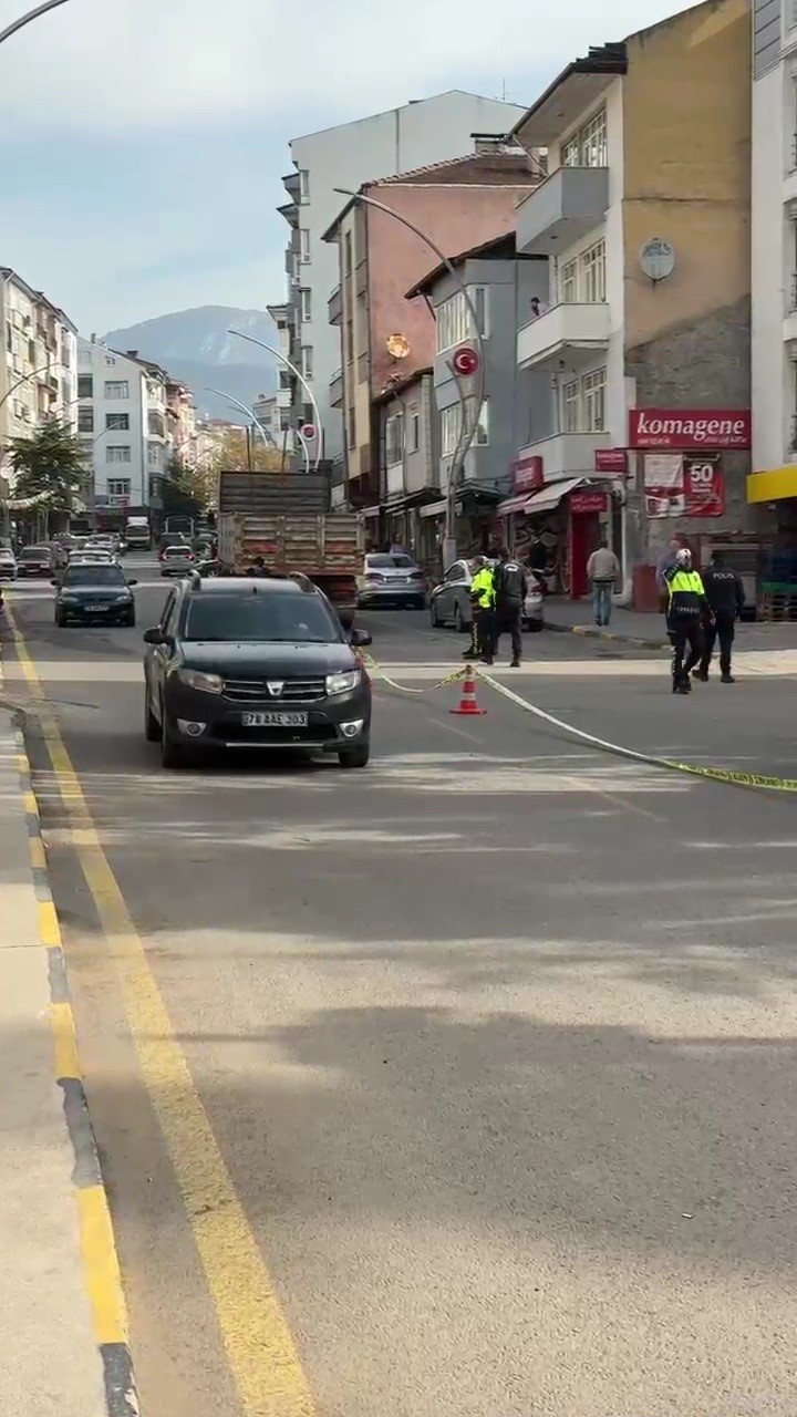 kamyonun-carptigi-genc-kiz-hayatini-kaybetti