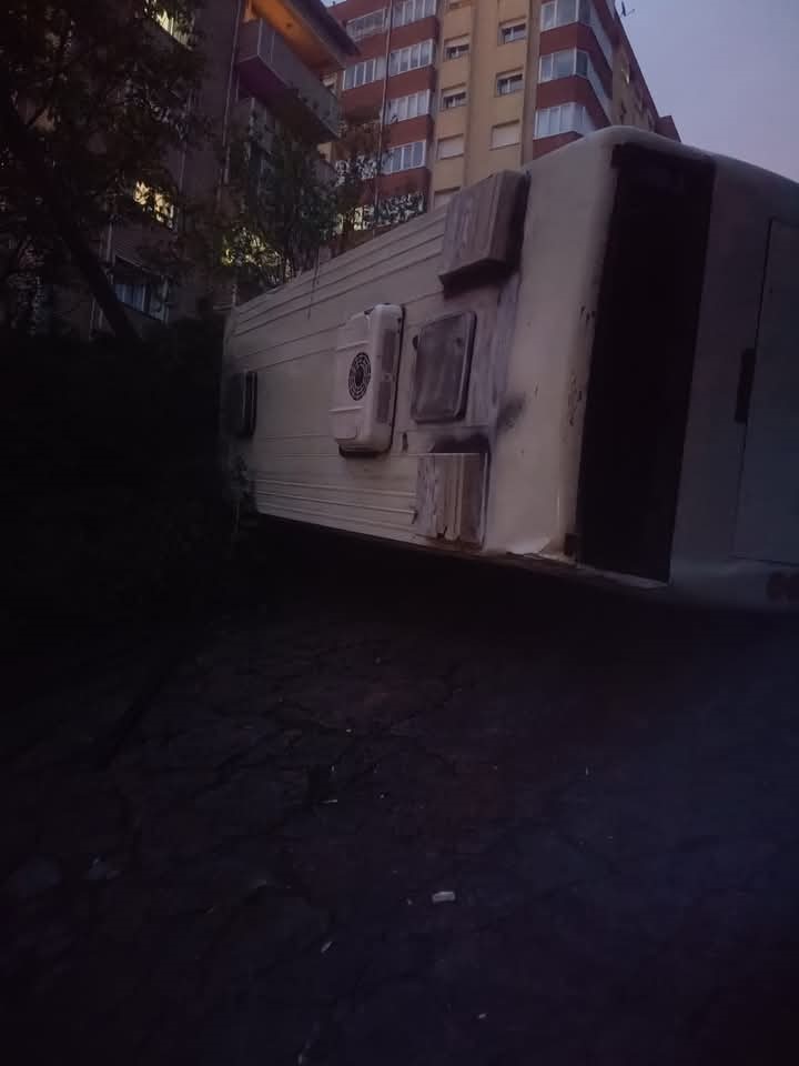karadeniz-ereglide-midibus-park-halindeki-cipe-carpti-2-yarali