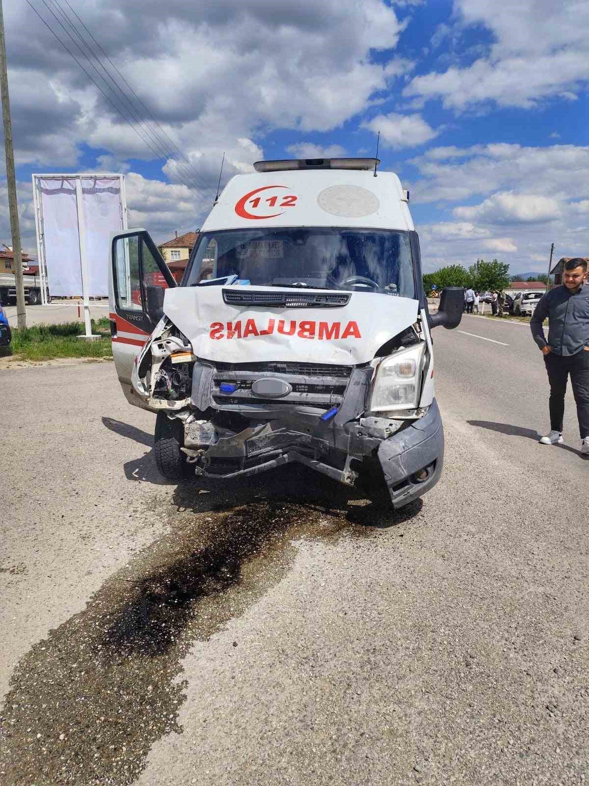 kastamonuda-ambulans-ile-cip-carpisti-4-yarali