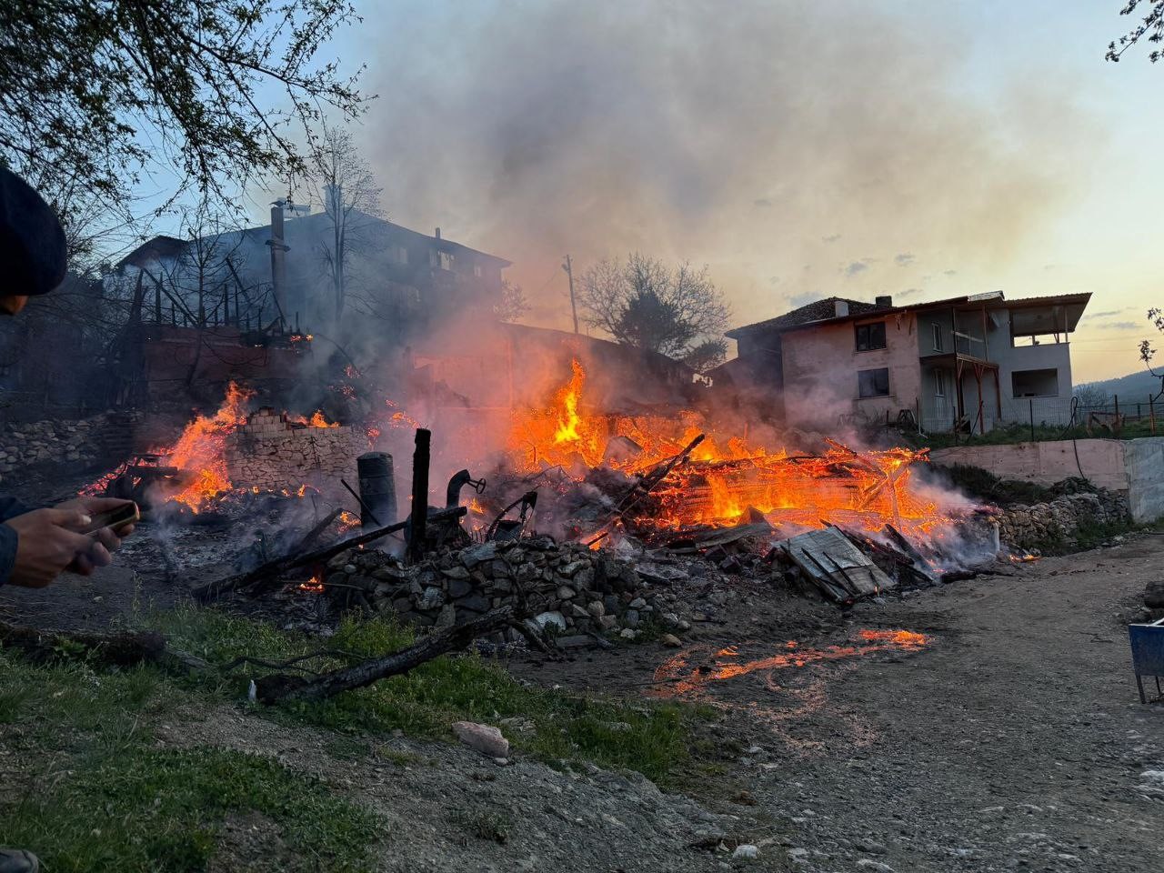 kastamonuda-cikan-yanginda-ev-ve-cami-yandi