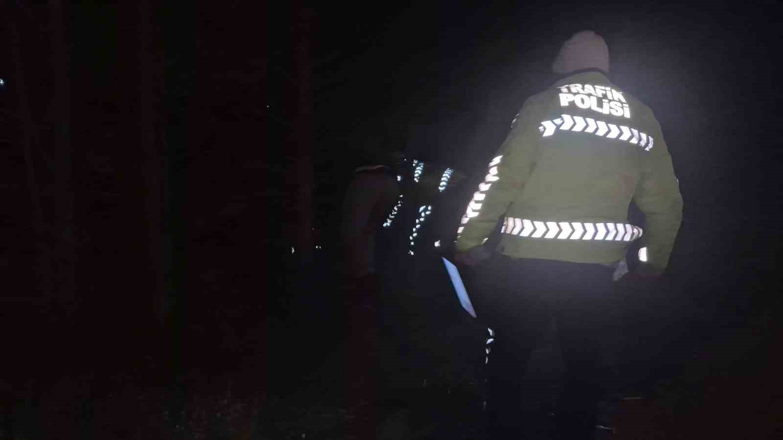 kimlik-kontrolu-sirasinda-kacti-pesinden-kosan-polislerle-beraber-batakliga-dustu