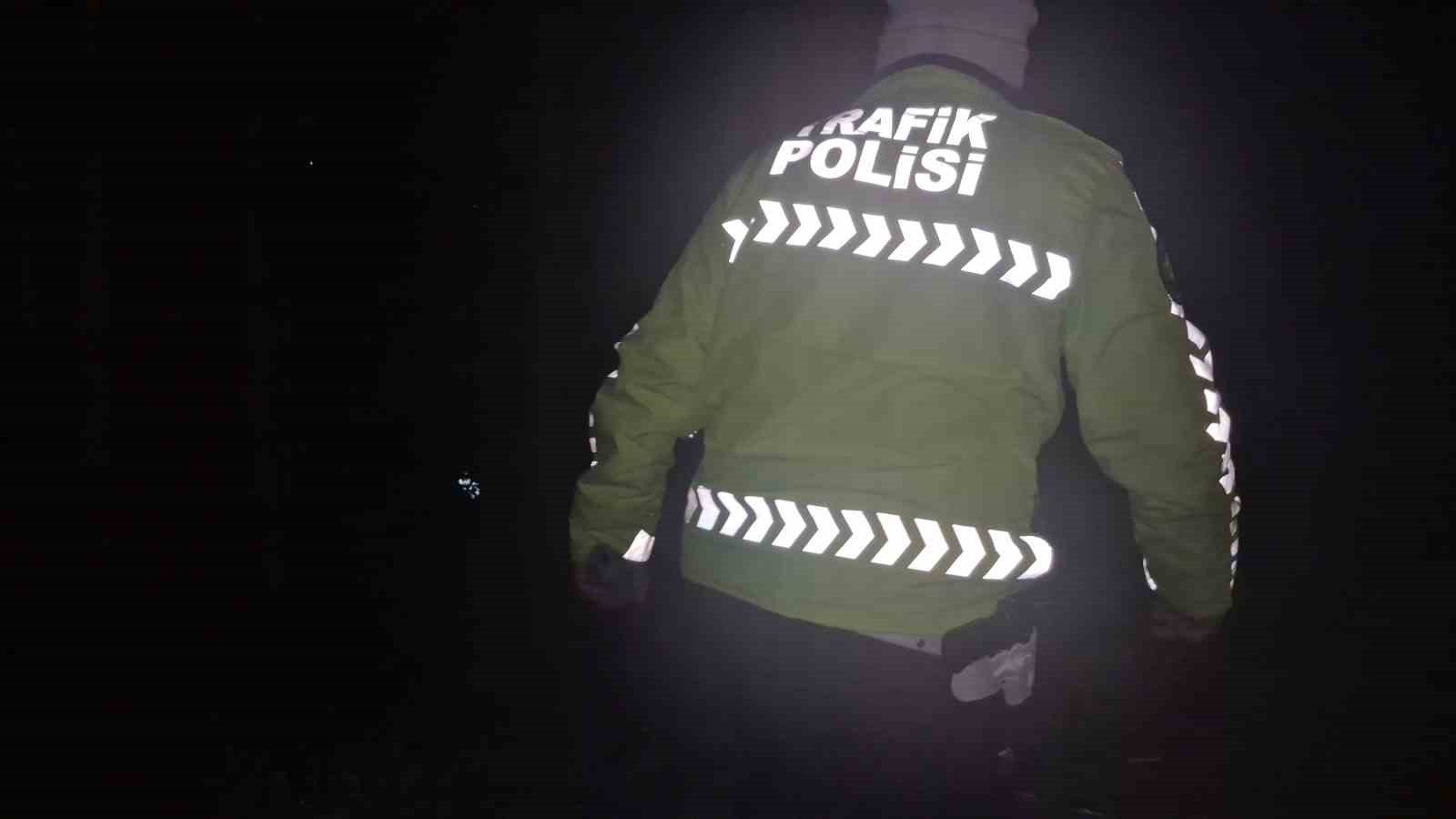 kimlik-kontrolu-sirasinda-kacti-pesinden-kosan-polislerle-beraber-batakliga-dustu