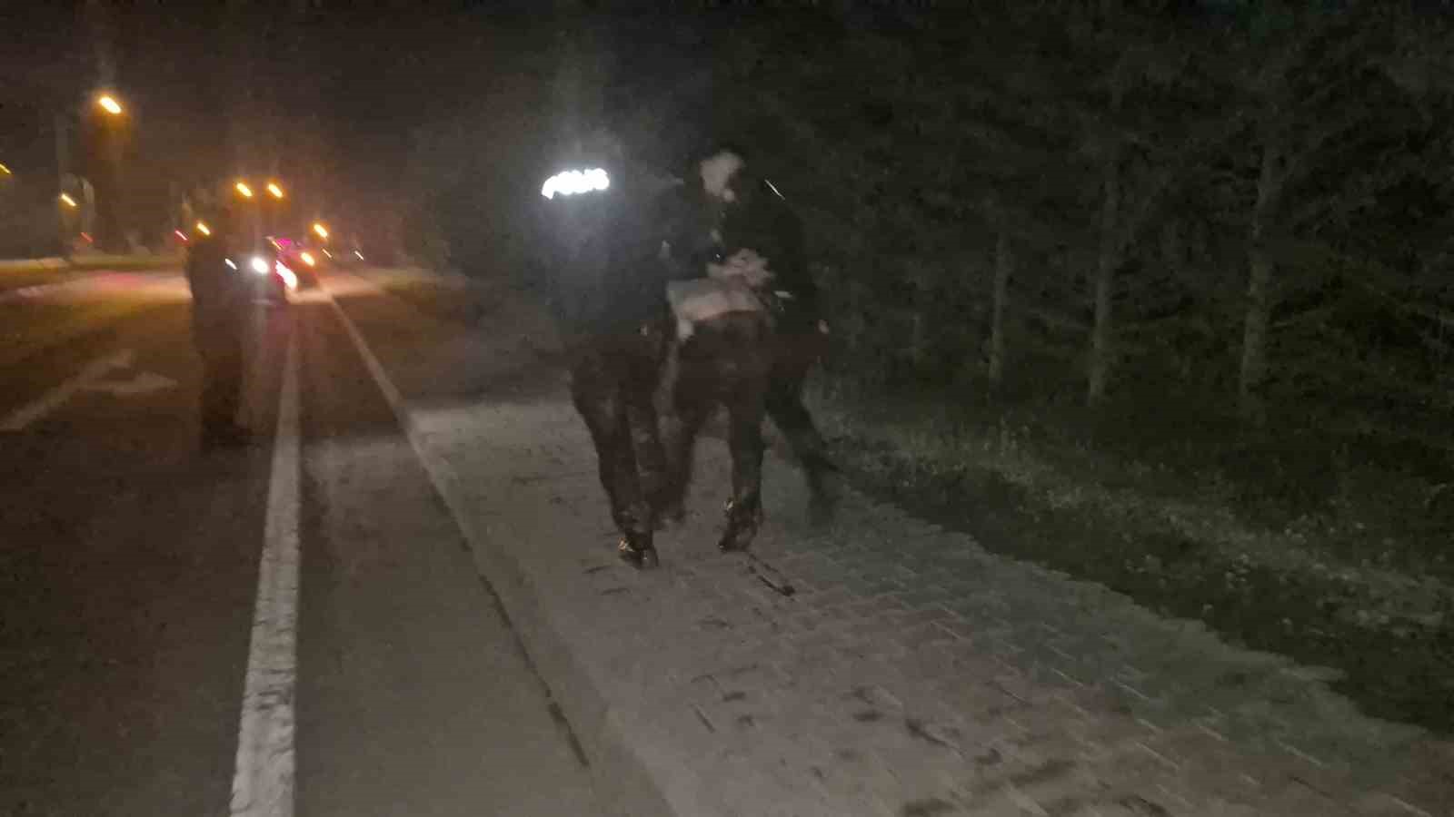 kimlik-kontrolu-sirasinda-kacti-pesinden-kosan-polislerle-beraber-batakliga-dustu