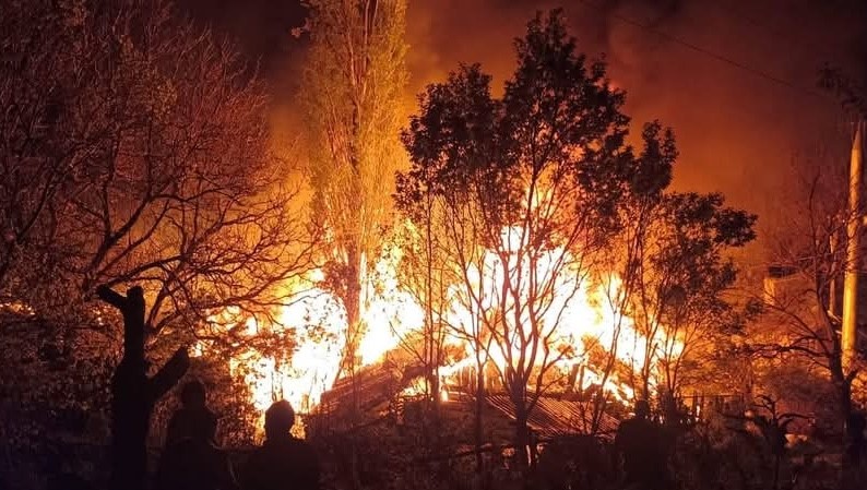 koyde-cikan-yanginda-3-ev-kullanilamaz-hale-geldi