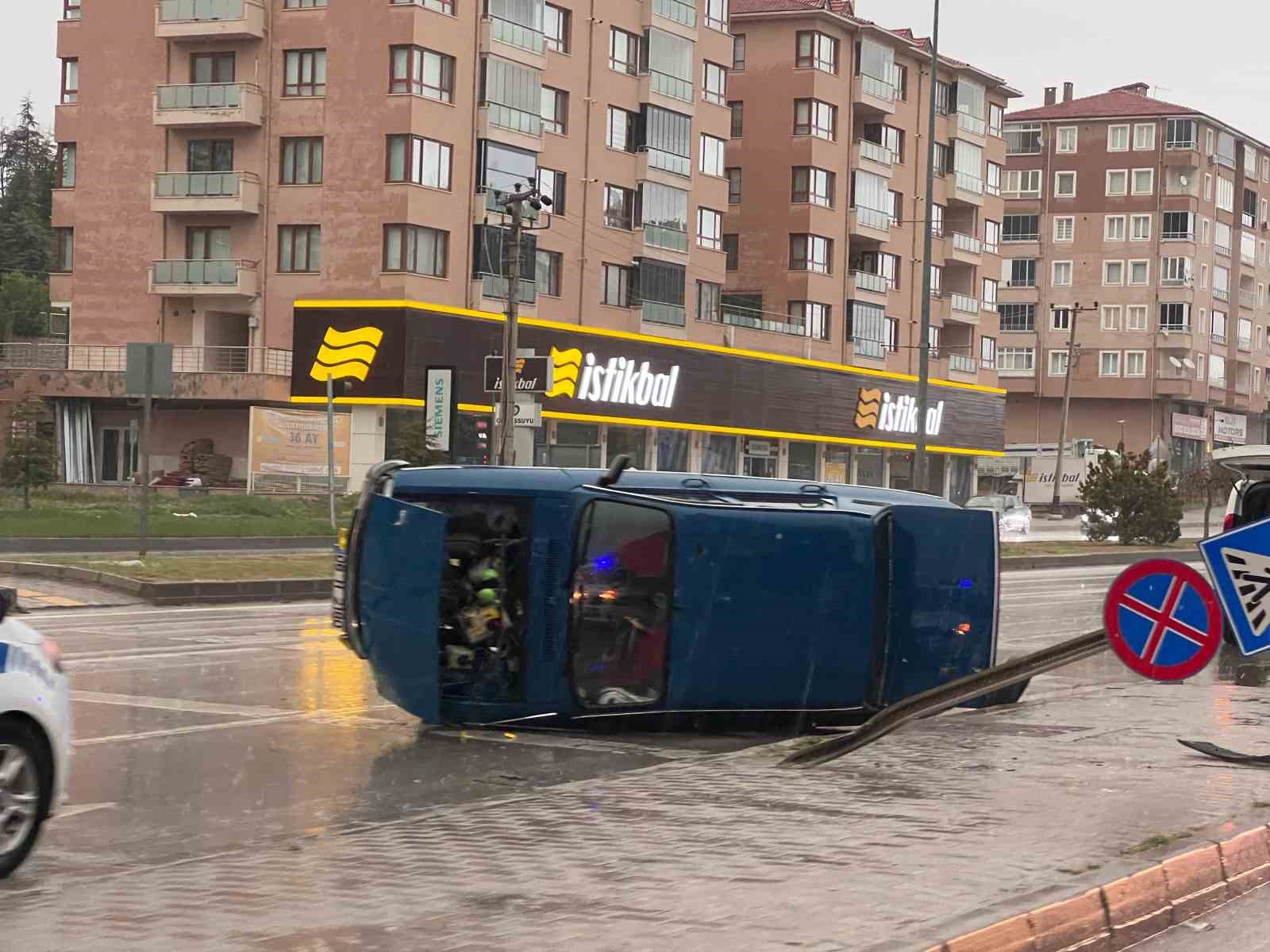 levhaya-carpan-otomobil-yan-yatarak-durabildi-1-kisi-yaralandi