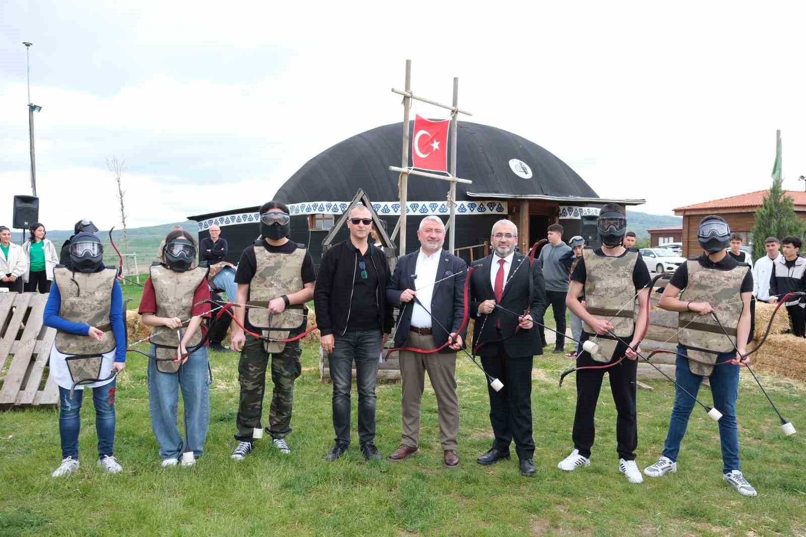 liseler-arasindaki-ok-savaslari-yarismasi-renkli-goruntulere-sahne-oldu