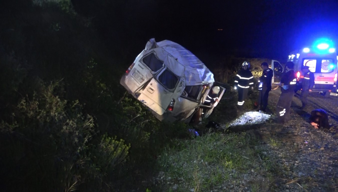 minibus-sarampole-yuvarlandi-1-olu-4-yarali