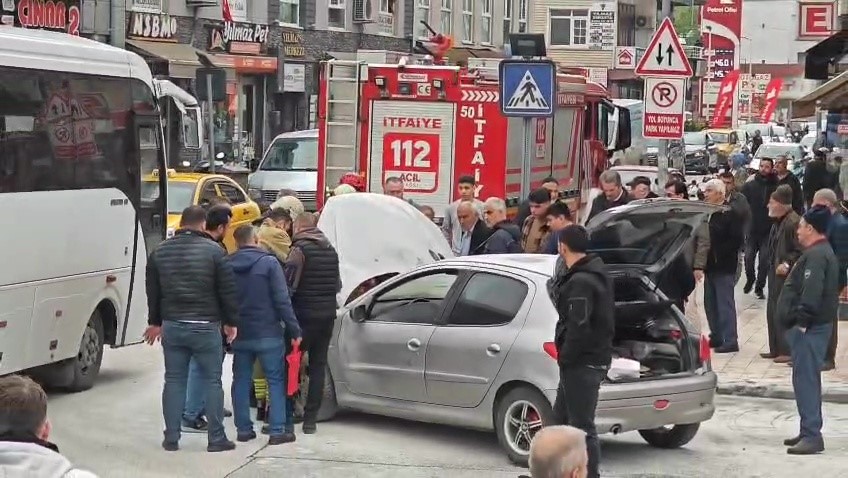 motor-kismindan-yanan-otomobile-yangin-tupu-ile-mudahale-ettiler