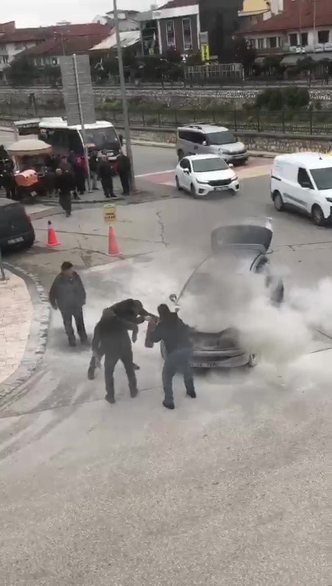 motor-kismindan-yanan-otomobile-yangin-tupu-ile-mudahale-ettiler