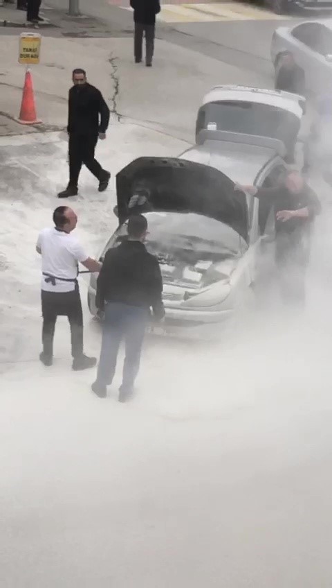 motor-kismindan-yanan-otomobile-yangin-tupu-ile-mudahale-ettiler