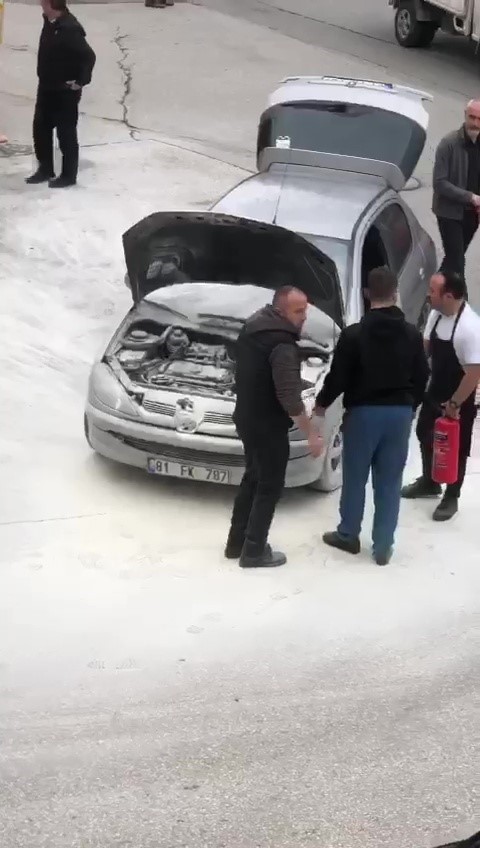 motor-kismindan-yanan-otomobile-yangin-tupu-ile-mudahale-ettiler