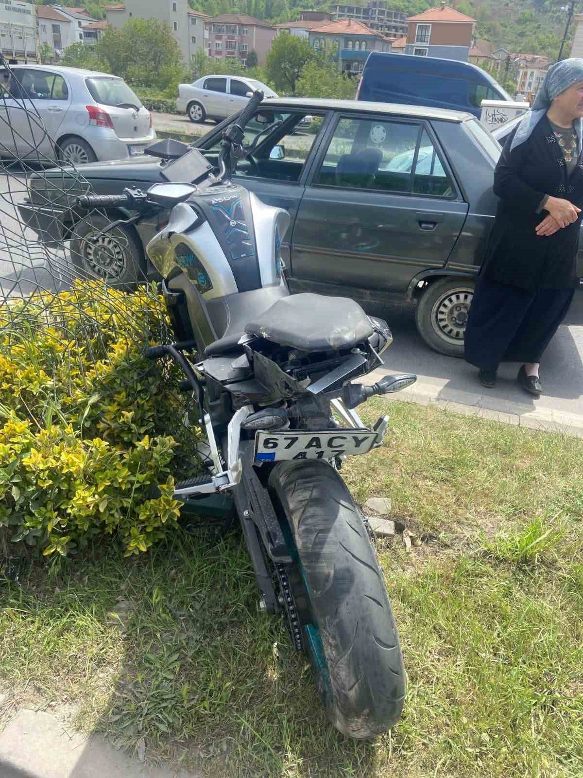 motosiklet-havada-takla-atti-surucu-metrelerce-suruklendi