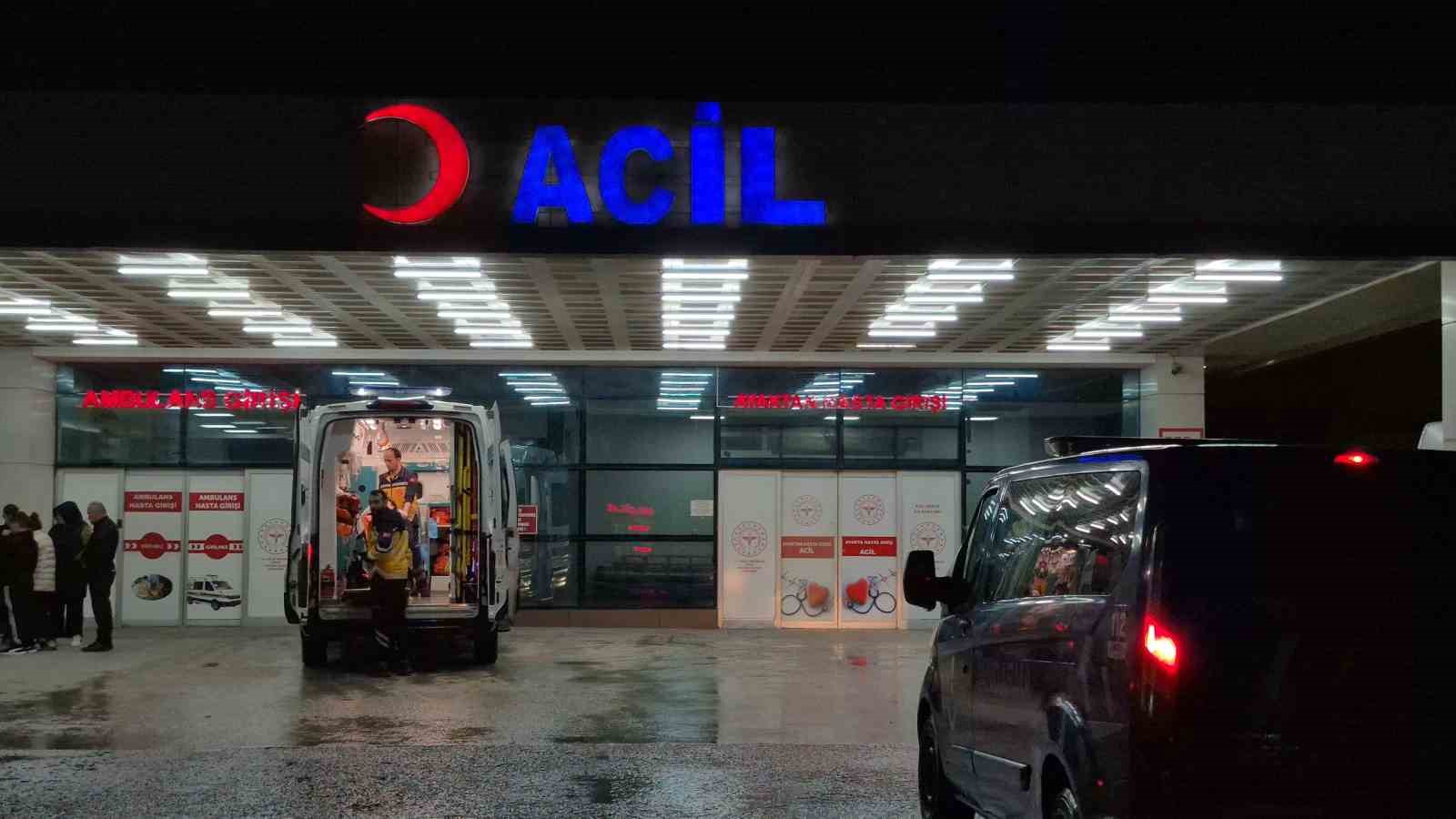 motosiklet-park-halindeki-10-tonluk-is-makinesine-carpti-2-yarali