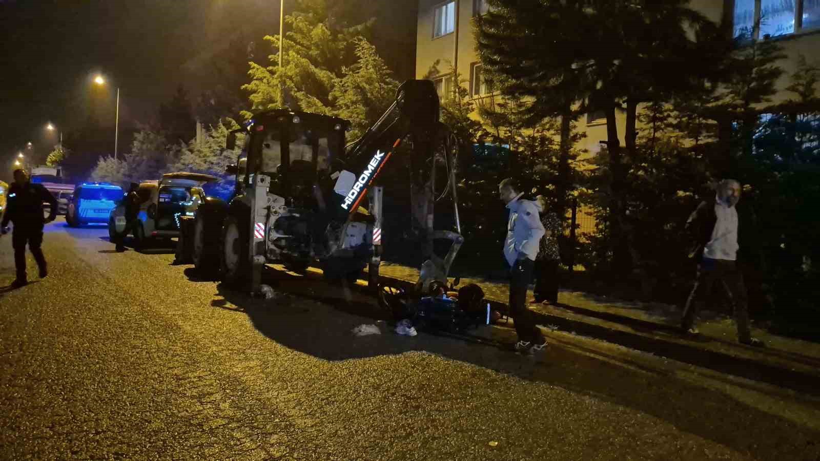 motosiklet-park-halindeki-10-tonluk-is-makinesine-carpti-2-yarali