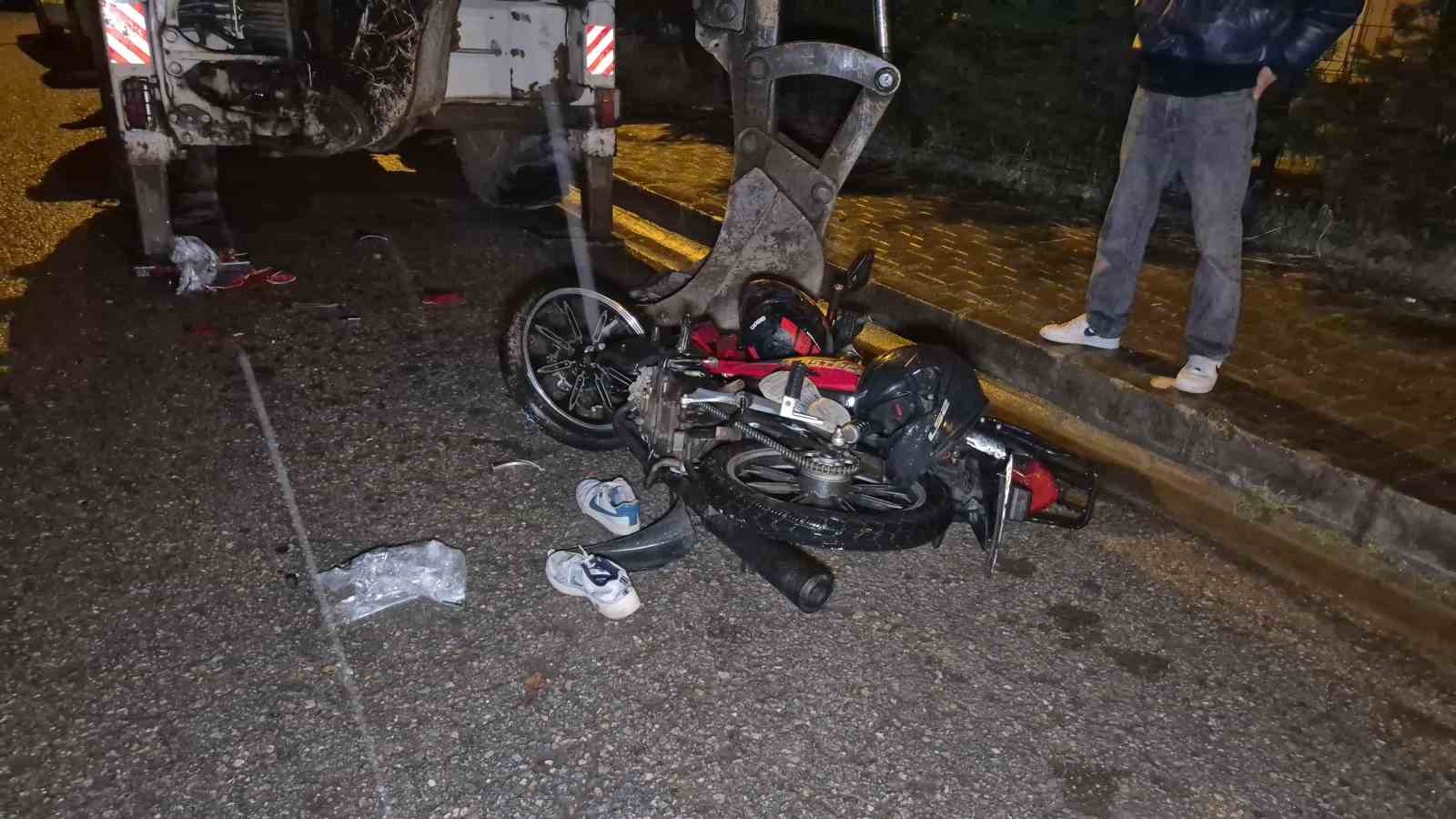 motosiklet-park-halindeki-10-tonluk-is-makinesine-carpti-2-yarali