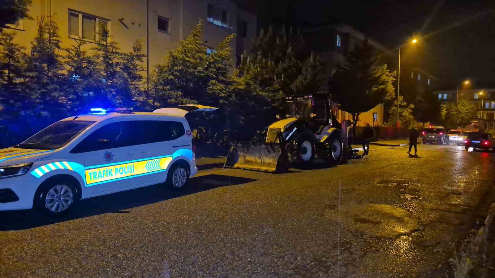 motosiklet-park-halindeki-10-tonluk-is-makinesine-carpti-2-yarali