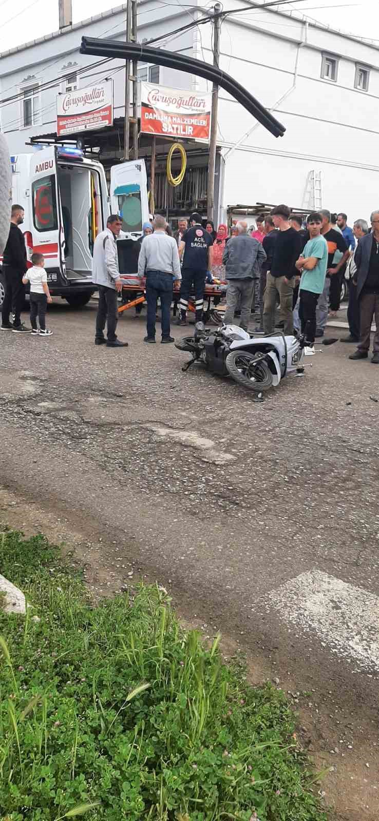 motosiklet-park-halindeki-otomobile-carpti-1-yarali