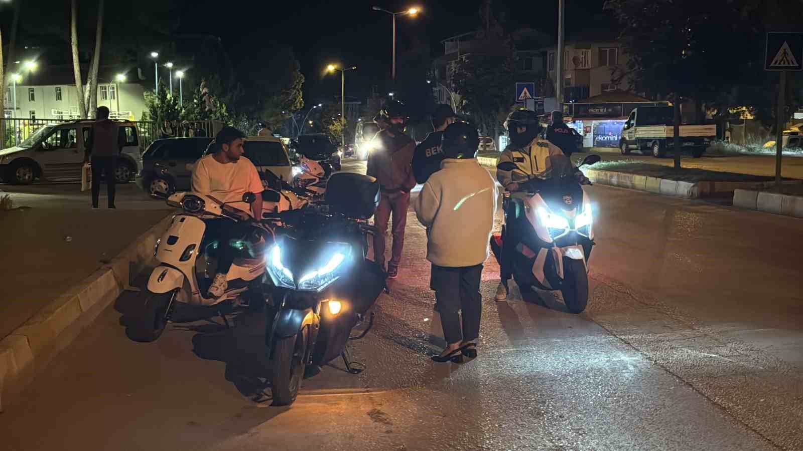 motosiklet-suruculerine-ceza-yagdi-onlar-ise-cekirdek-yiyerek-izledi