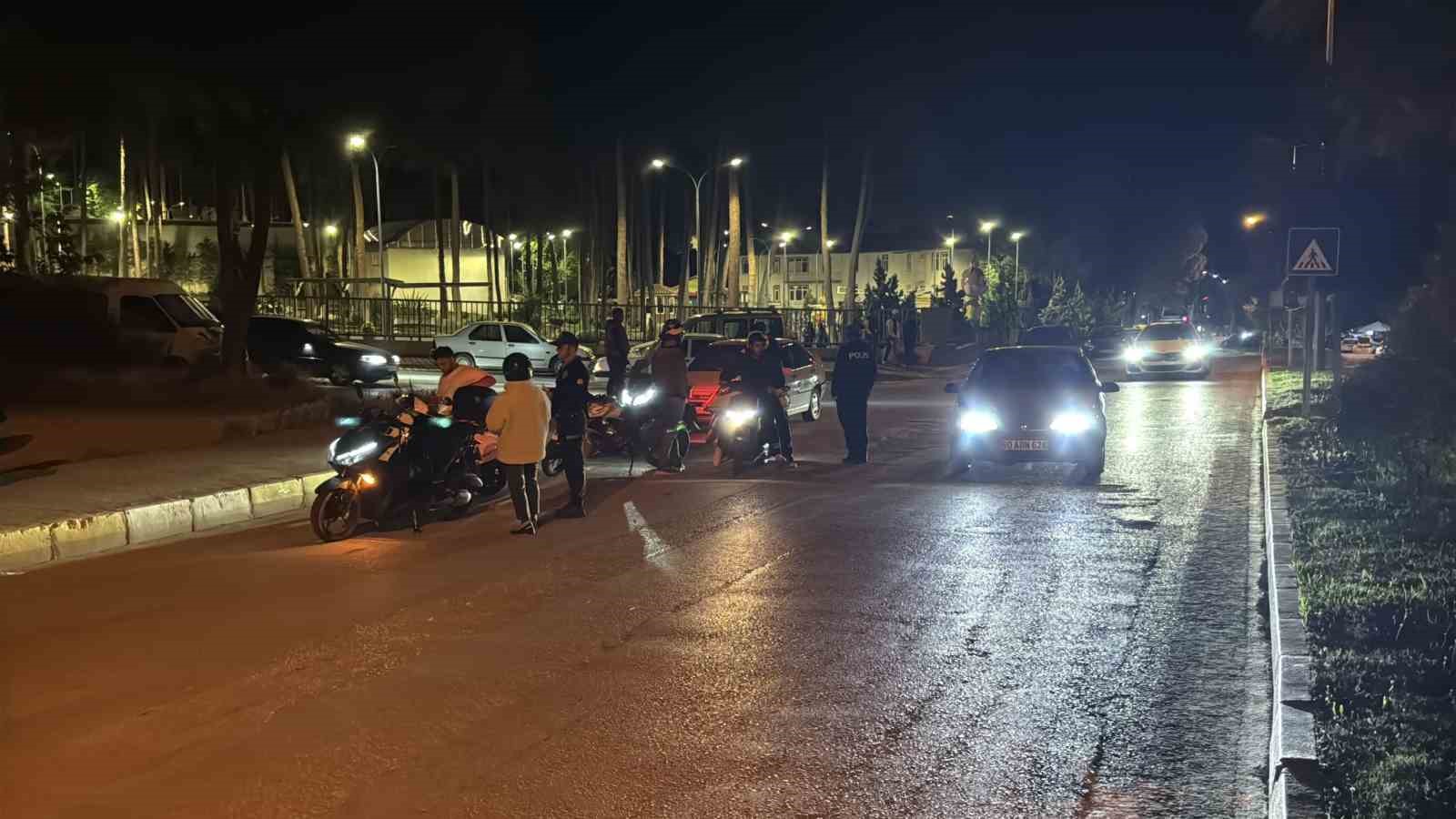 motosiklet-suruculerine-ceza-yagdi-onlar-ise-cekirdek-yiyerek-izledi