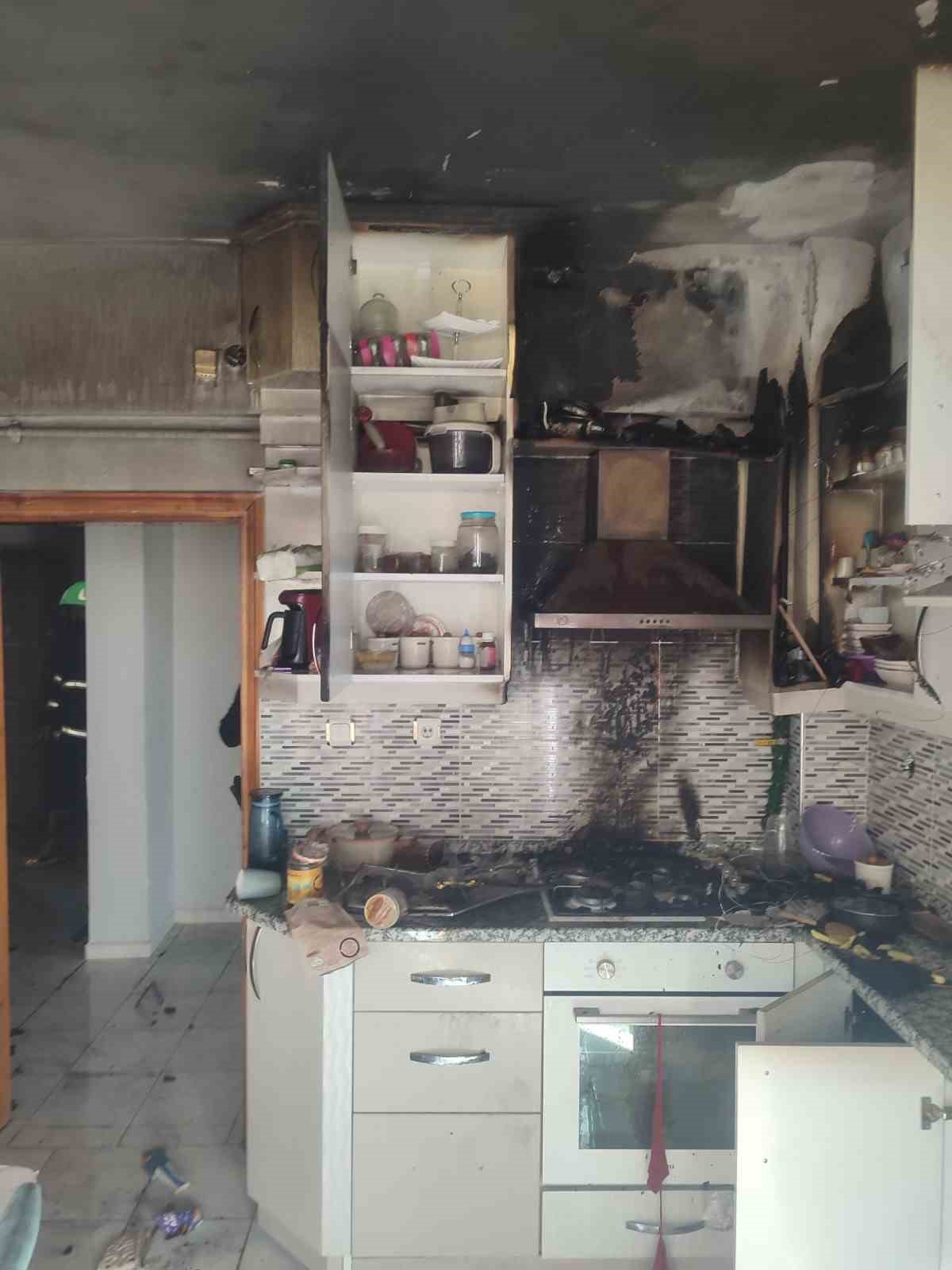 mutfakta-cikan-yangin-evi-kule-ceviriyordu