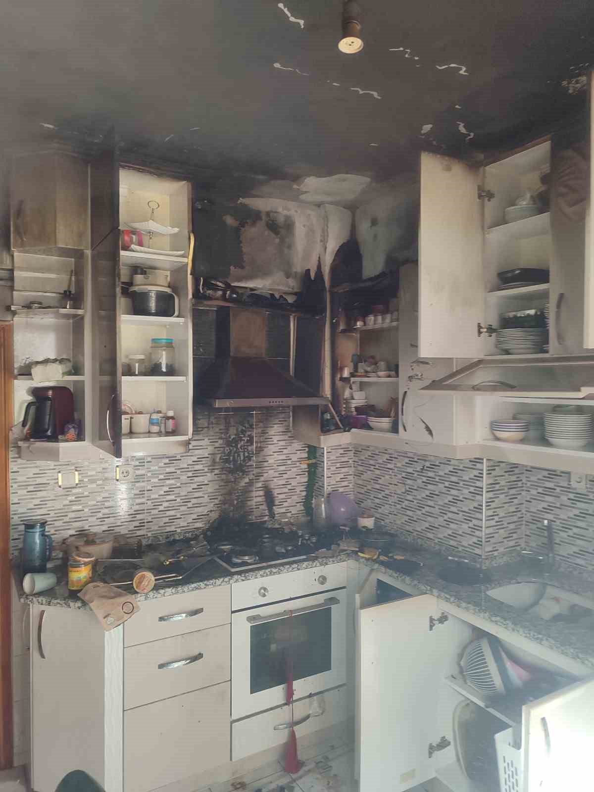 mutfakta-cikan-yangin-evi-kule-ceviriyordu
