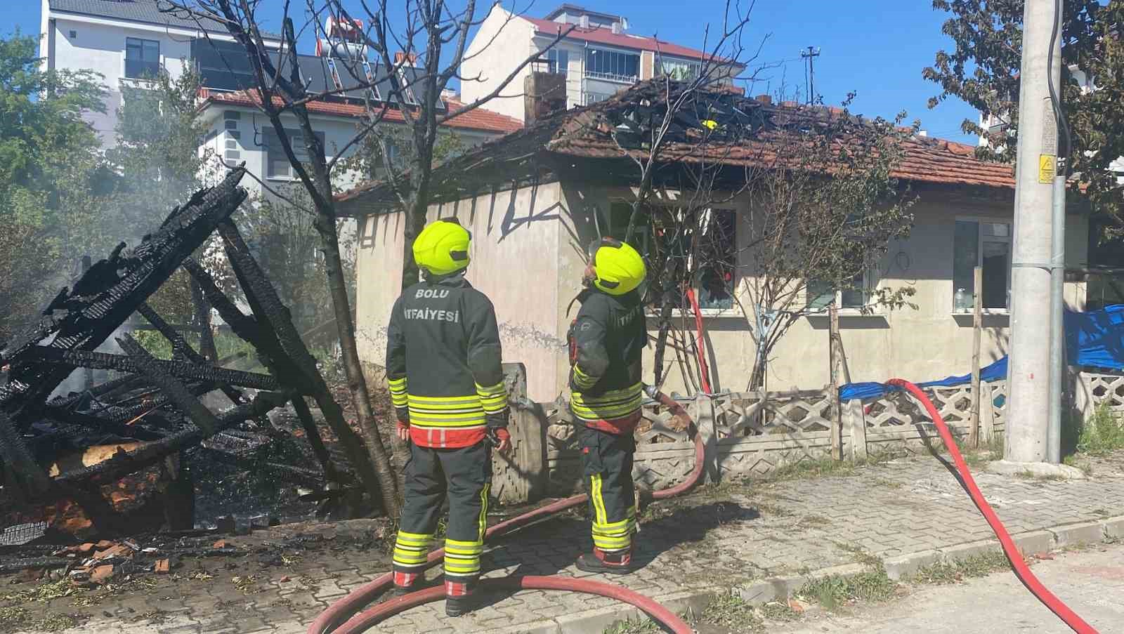 odunlukta-cikan-yangin-eve-sicradi-tek-katli-ev-kule-dondu