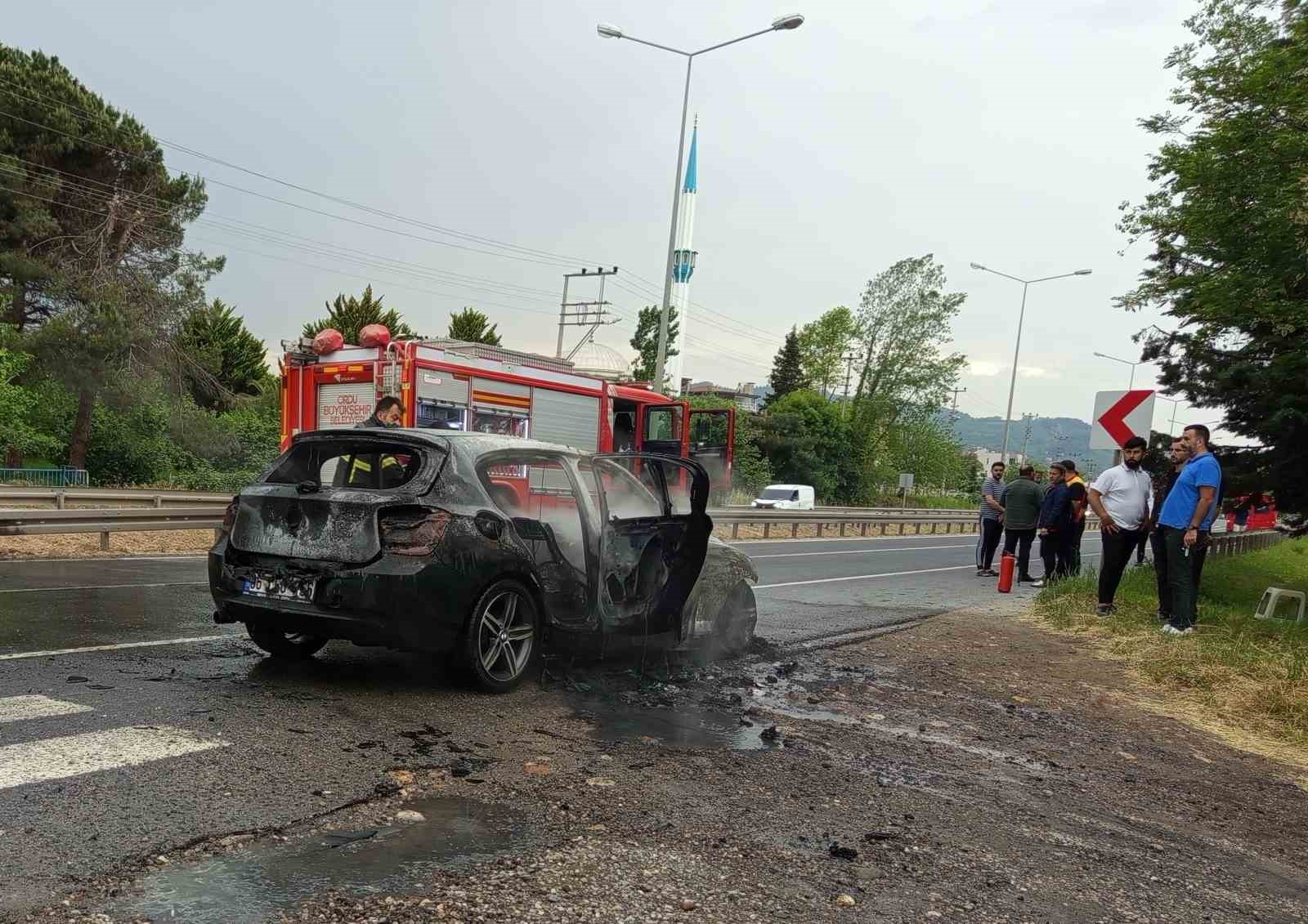 orduda-seyir-halindeki-otomobilde-yangin-cikti
