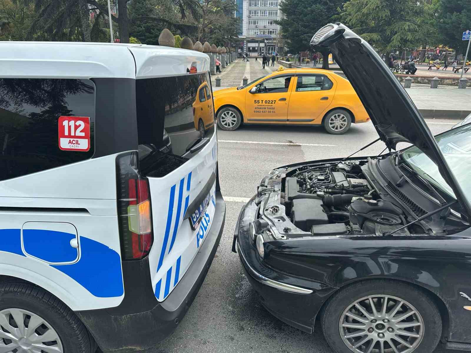 otomobil-polis-ekip-otosuna-arkadan-carpti