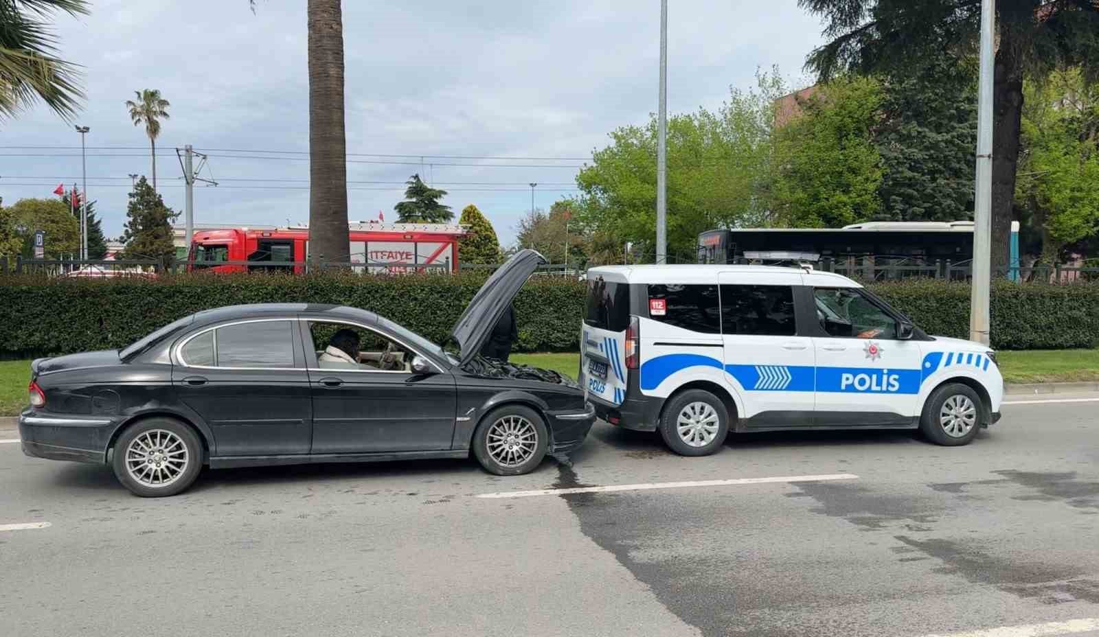 otomobil-polis-ekip-otosuna-arkadan-carpti