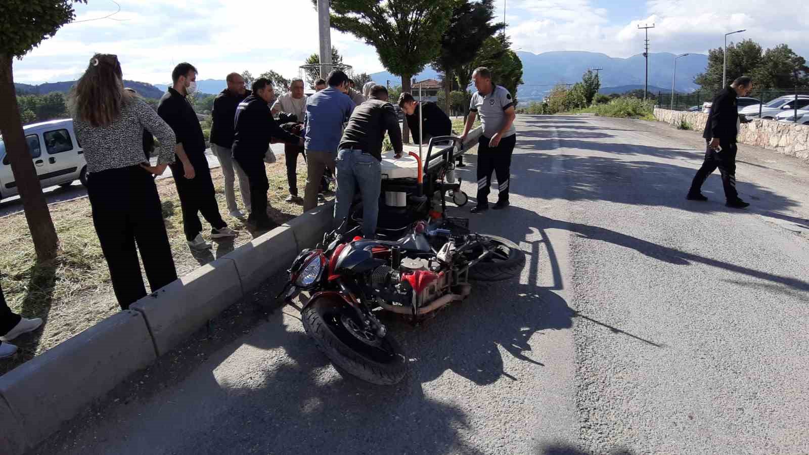otomobile-carpmamak-icin-refuje-girdi-hastaneye-sedyeyle-goturuldu