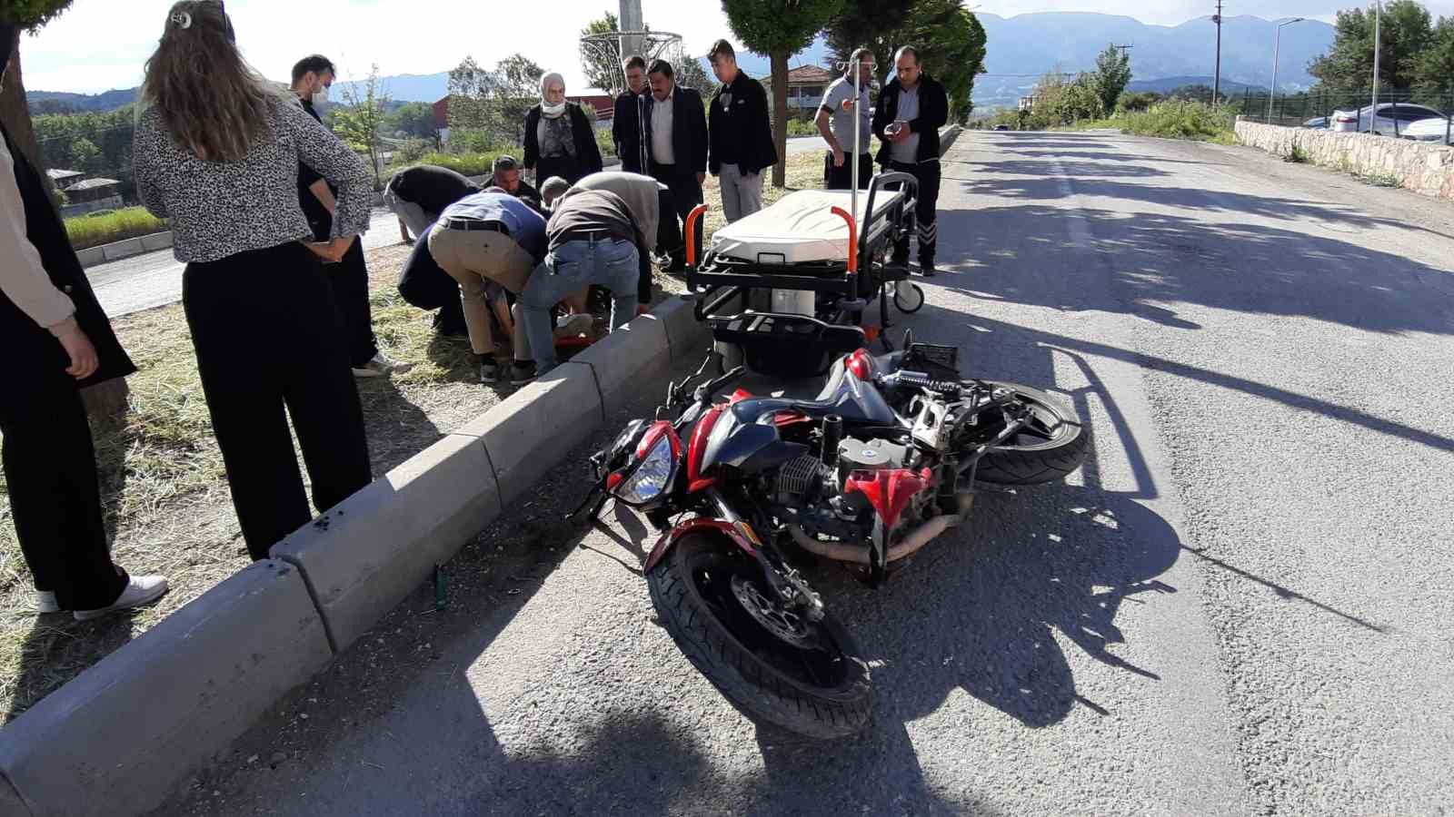 otomobile-carpmamak-icin-refuje-girdi-hastaneye-sedyeyle-goturuldu
