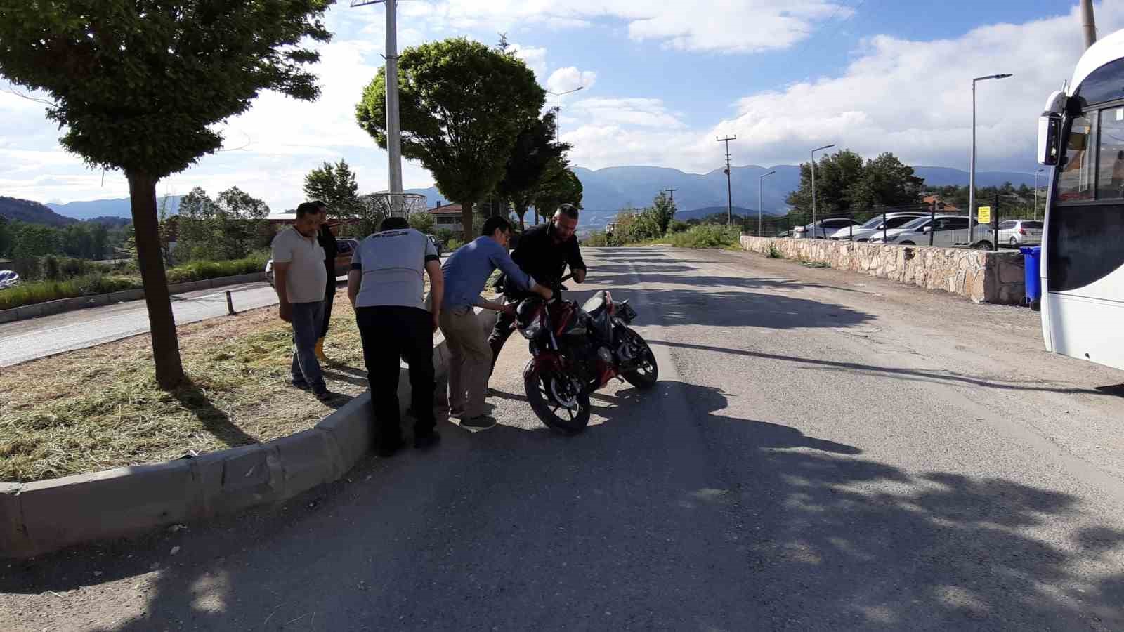 otomobile-carpmamak-icin-refuje-girdi-hastaneye-sedyeyle-goturuldu