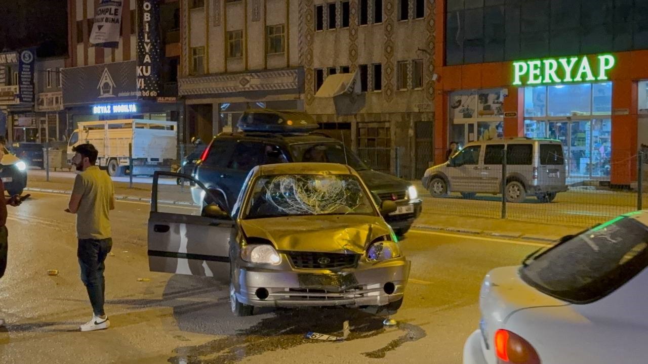 otomobilin-carptigi-motosikletlinin-suruklendigi-anlar-kamerada