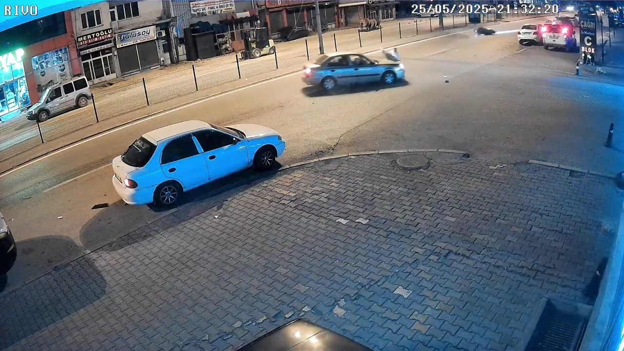 otomobilin-carptigi-motosikletlinin-suruklendigi-anlar-kamerada