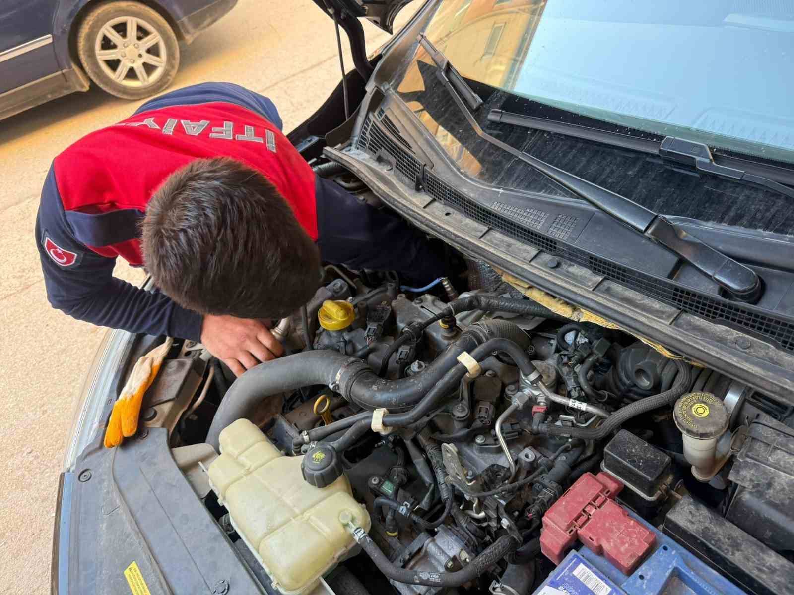 otomobilin-motor-kismina-giren-yavru-kediyi-itfaiye-kurtardi