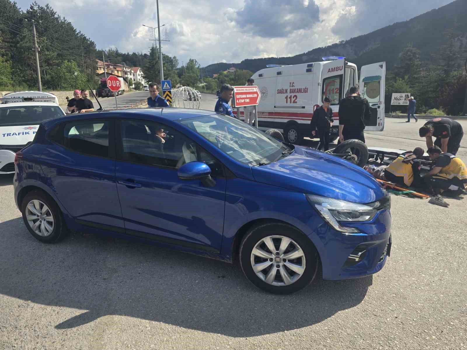 otomobille-carpisan-motosiklet-surucusu-yaralandi