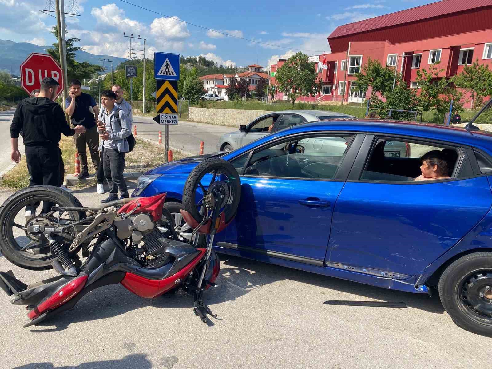 otomobille-carpisan-motosiklet-surucusu-yaralandi