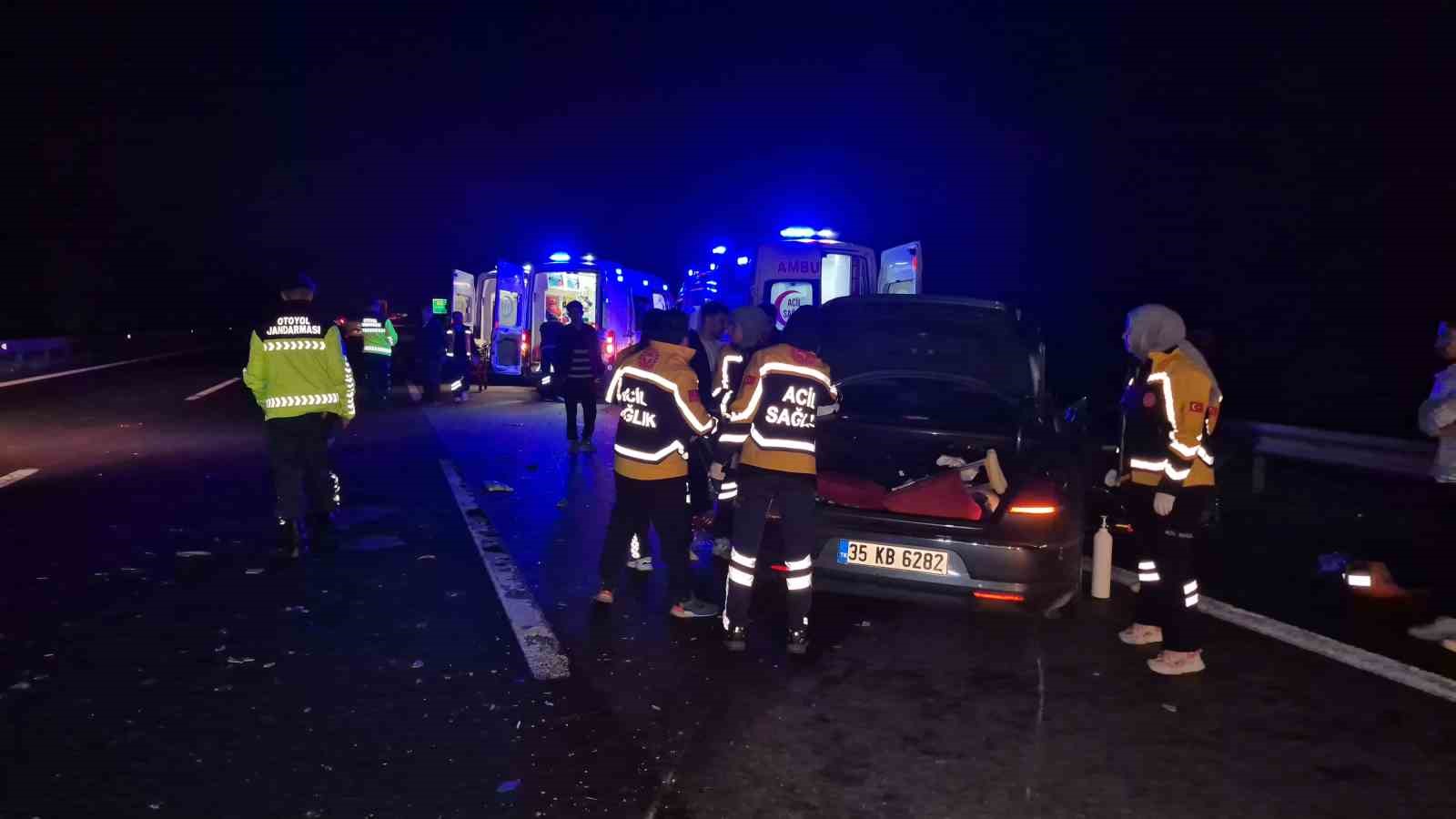 otoyolda-once-refuje-sonra-bariyerlere-carpan-otomobil-hurdaya-dondu-4-yarali