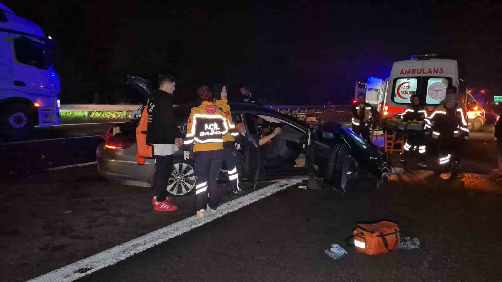 otoyolda-once-refuje-sonra-bariyerlere-carpan-otomobil-hurdaya-dondu-4-yarali