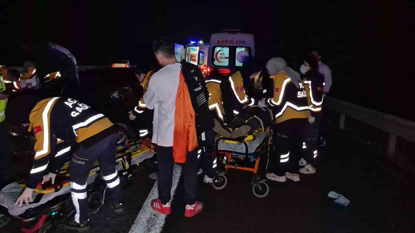 otoyolda-once-refuje-sonra-bariyerlere-carpan-otomobil-hurdaya-dondu-4-yarali
