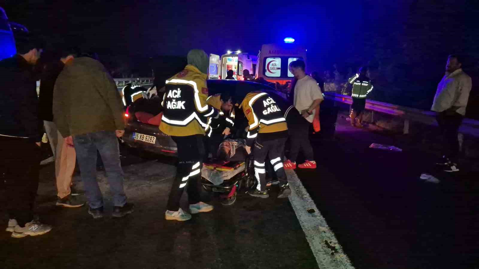 otoyolda-once-refuje-sonra-bariyerlere-carpan-otomobil-hurdaya-dondu-4-yarali