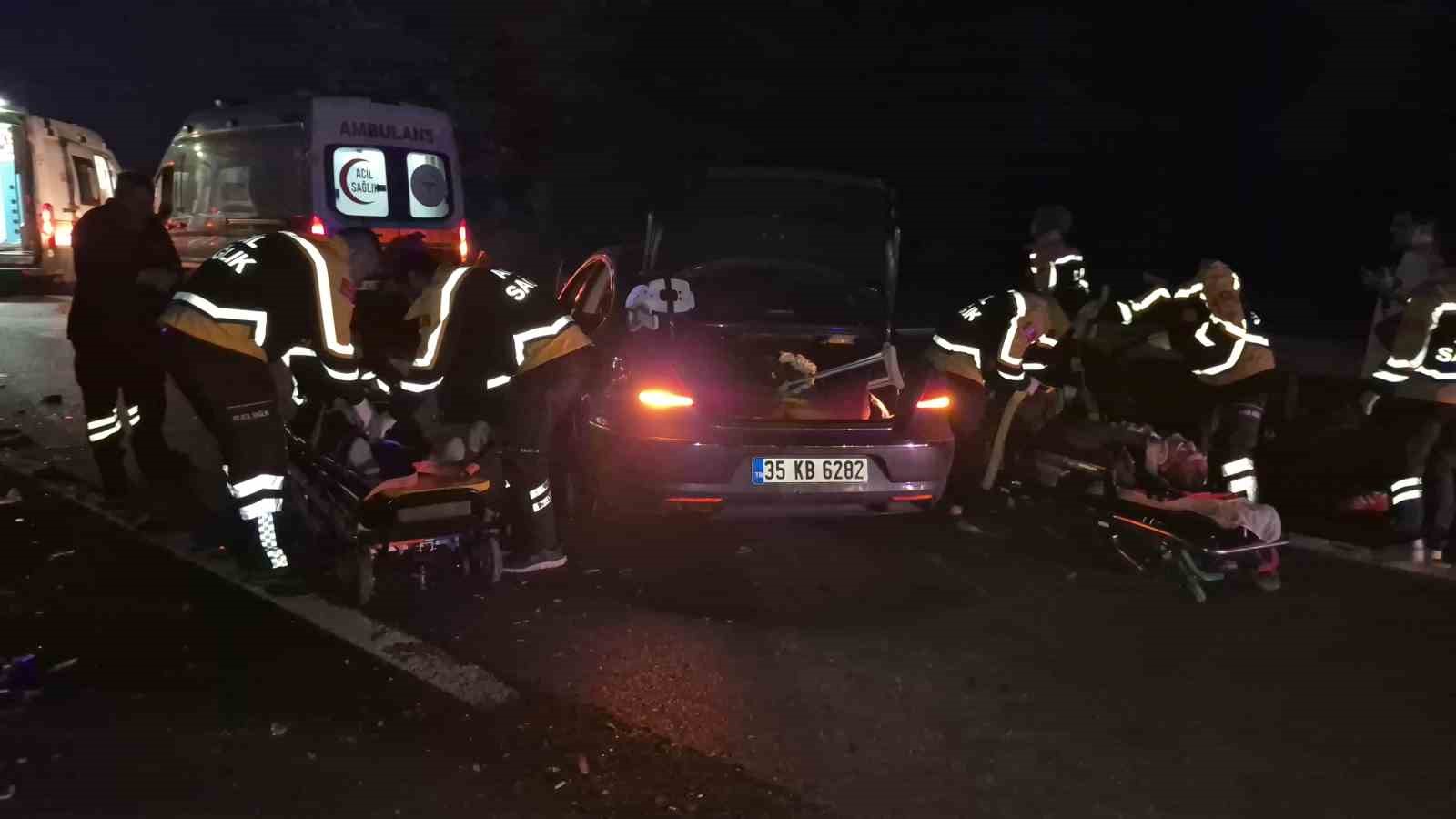 otoyolda-once-refuje-sonra-bariyerlere-carpan-otomobil-hurdaya-dondu-4-yarali