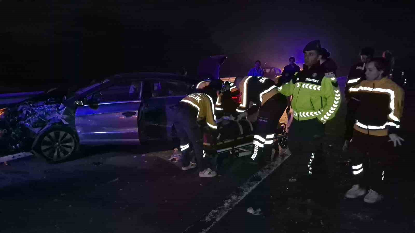 otoyolda-once-refuje-sonra-bariyerlere-carpan-otomobil-hurdaya-dondu-4-yarali
