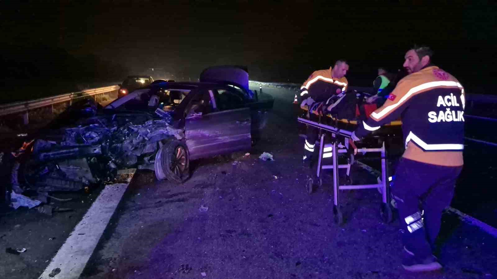 otoyolda-once-refuje-sonra-bariyerlere-carpan-otomobil-hurdaya-dondu-4-yarali