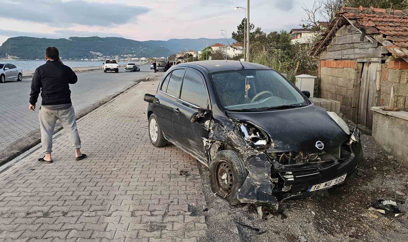 park-halindeki-araca-carpan-otomobilin-surucusu-yaralandi