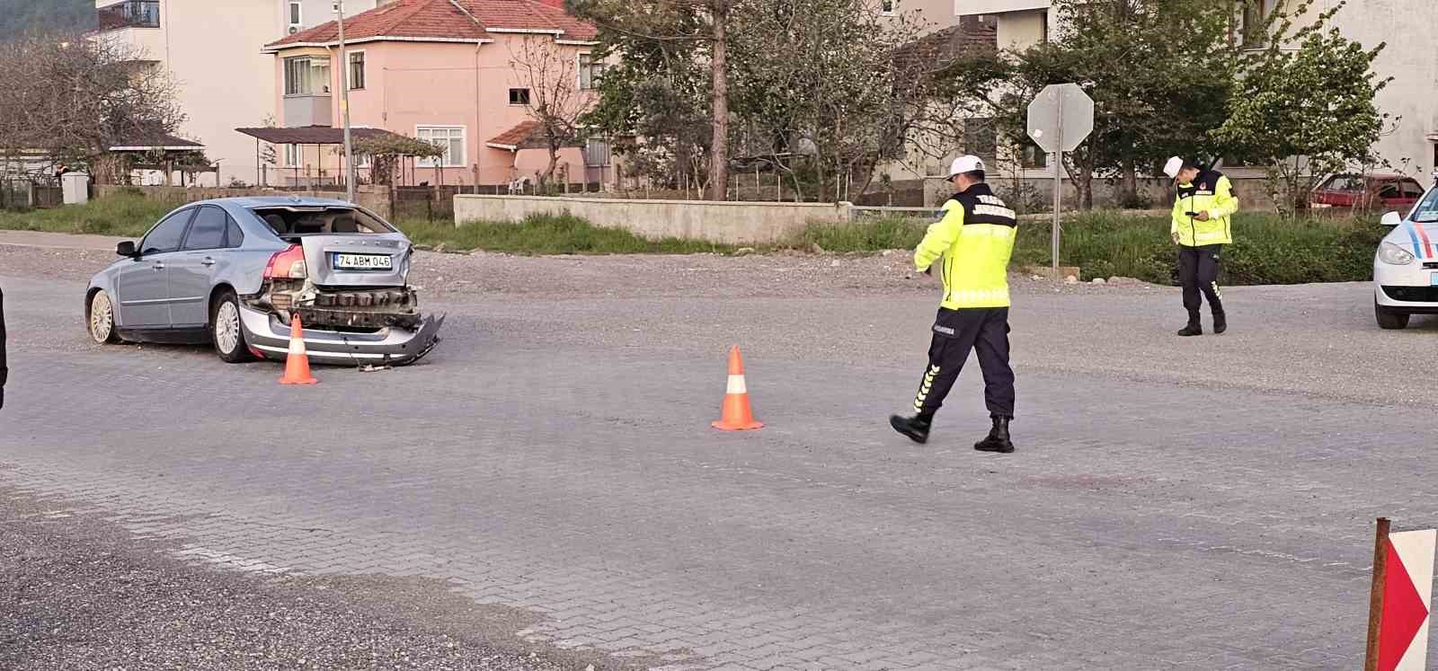 park-halindeki-araca-carpan-otomobilin-surucusu-yaralandi