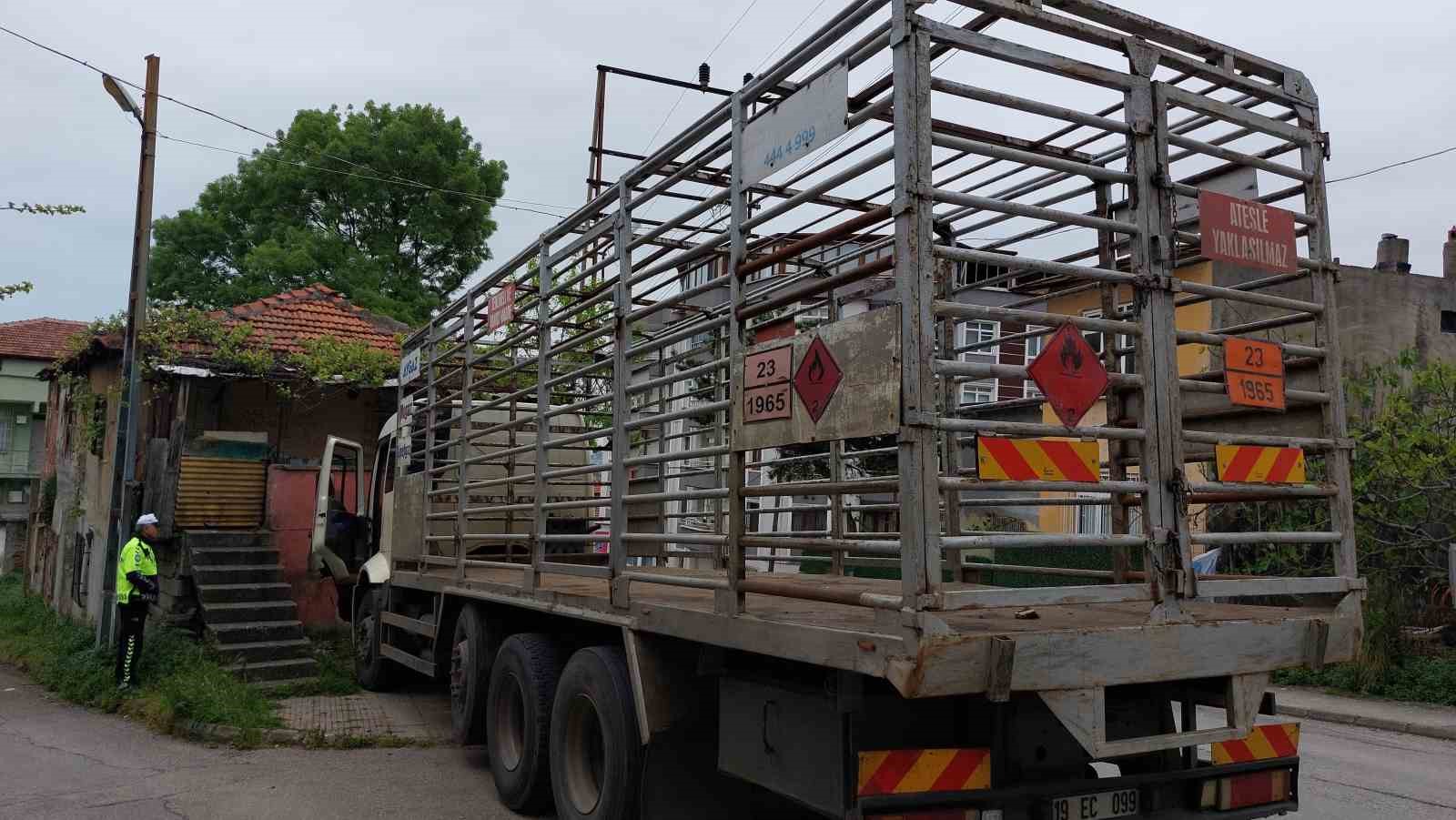 park-halindeki-kamyon-hareket-ederek-carptigi-metruk-binanin-duvarini-yikti