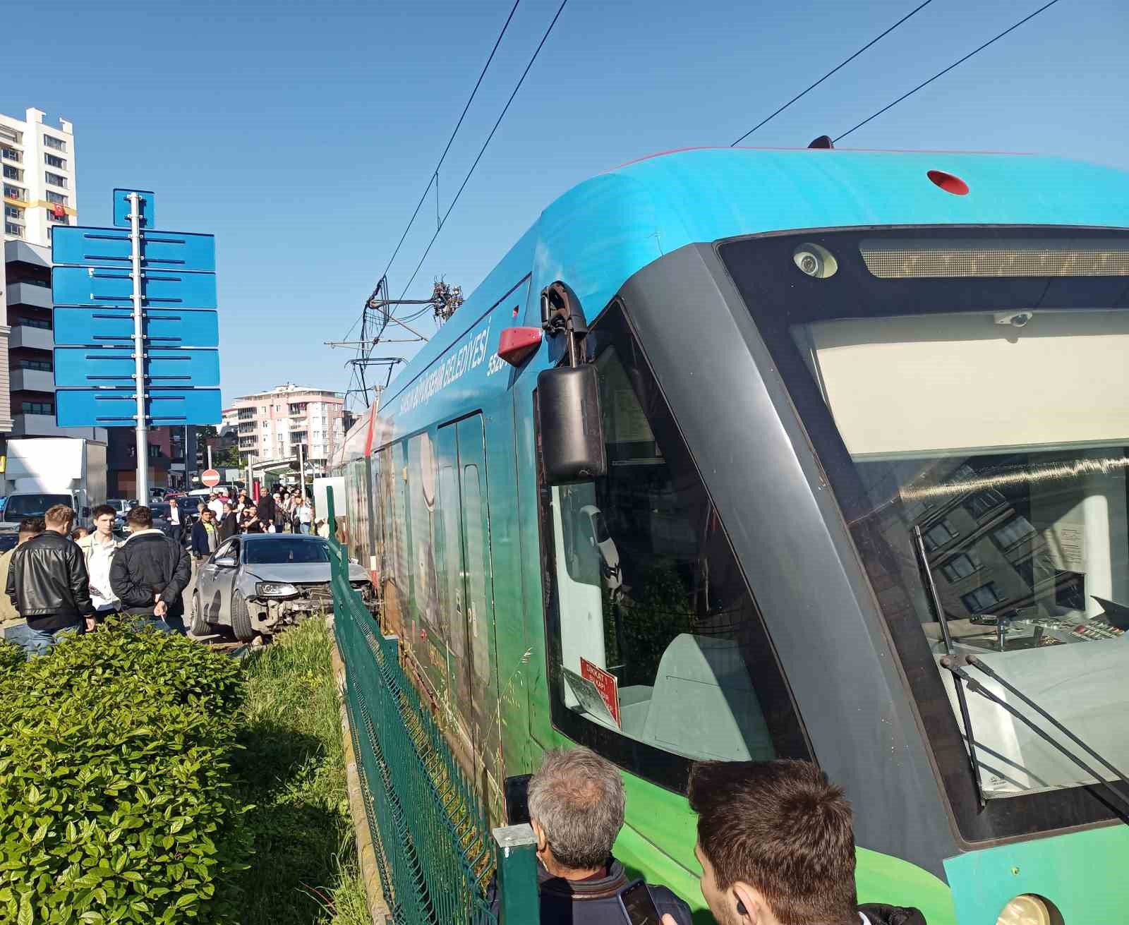 samsunda-kirmizi-isik-ihlali-yapan-otomobil-tramvay-ile-carpisti