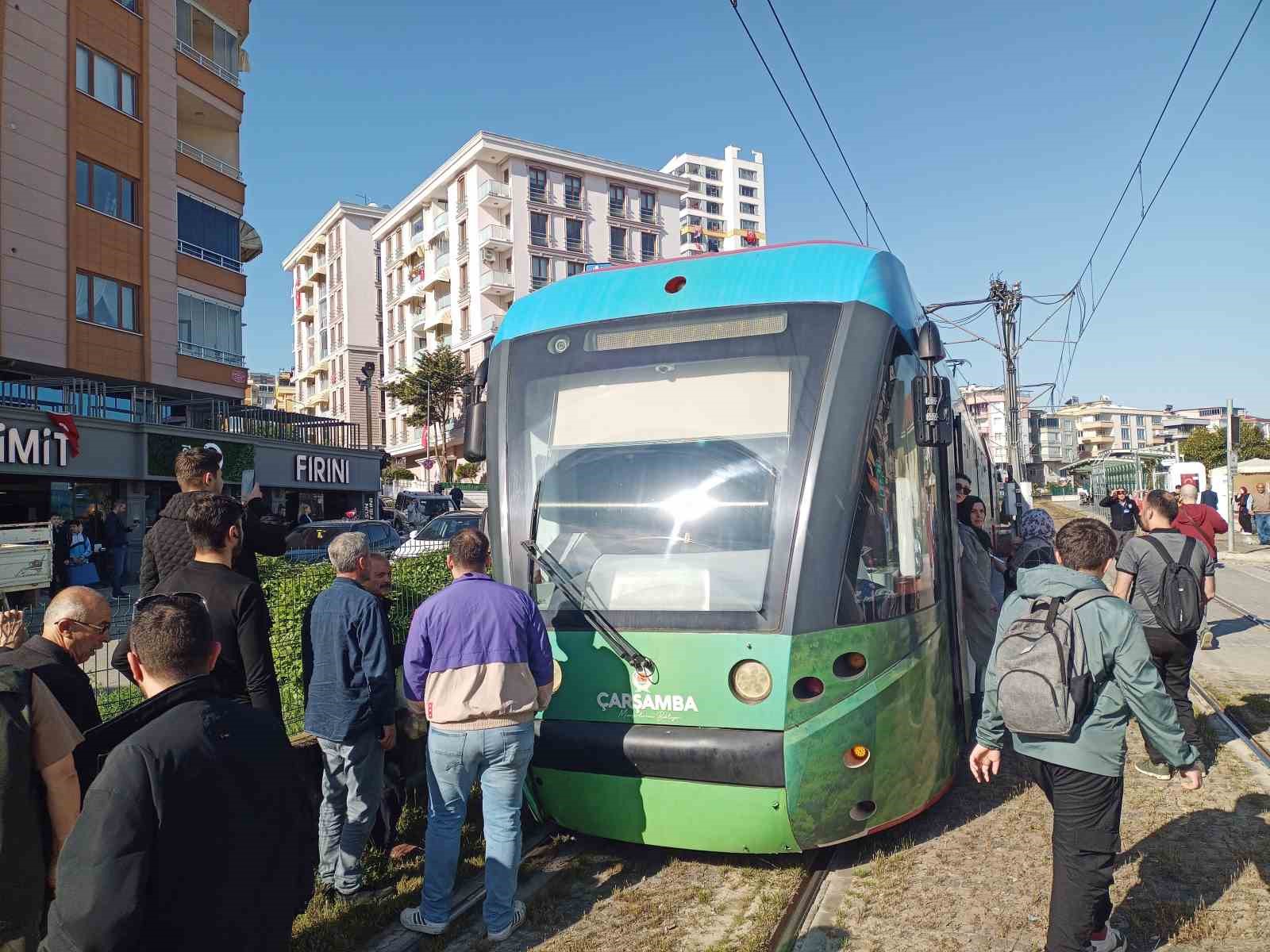 samsunda-kirmizi-isik-ihlali-yapan-otomobil-tramvay-ile-carpisti