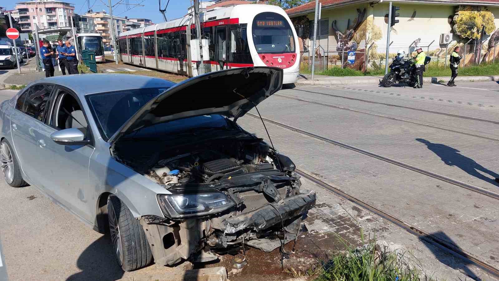 samsunda-kirmizi-isik-ihlali-yapan-otomobil-tramvay-ile-carpisti